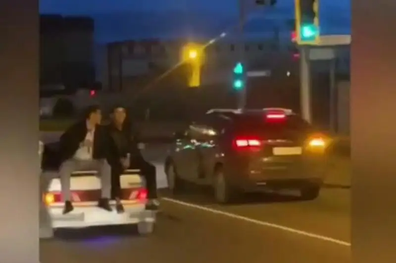 Прокатившего друзей на багажнике своего авто водителя задержали в Нур-Султане