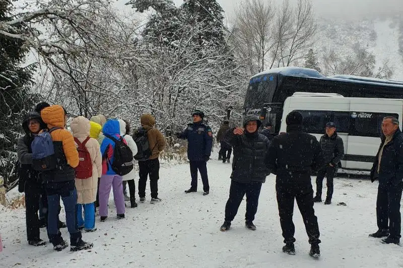 50 туристов эвакуировали с Иссыкского озера: водителя автобуса оштрафовали