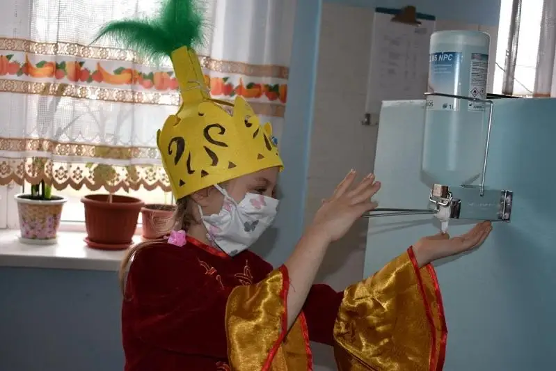 Детский дом в Атырауской области обеспечили санитайзерами и книгами