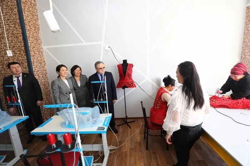 30 многодетных актюбинок смогли освоить швейное дело в рамках соцпроекта