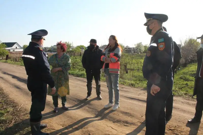 В Павлодарской области дома сельчан обложили мешками с песком на случай паводка