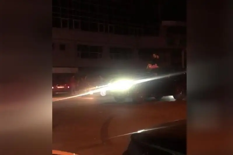 Прокативший двух девушек на крыше иномарки водитель лишился прав