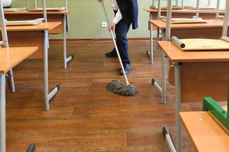 Асхат Аймагамбетов прокомментировал принудительное мытье полов в школах