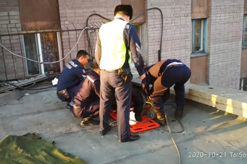 Мужчина случайно выпал из окна 7 этажа в Семее