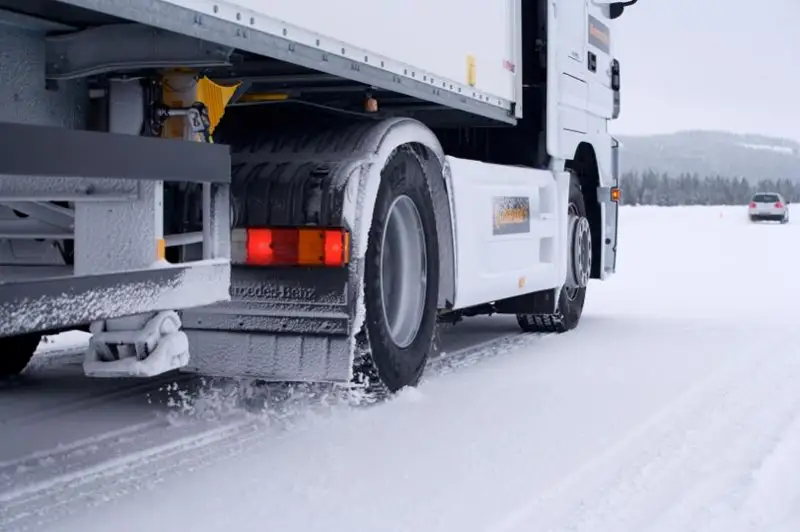Полицейские помогли продолжить путь 20-ти большегрузам в ВКО