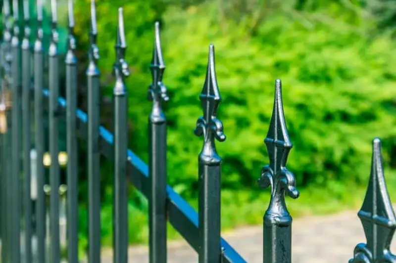 Мошенник наладил «заборный» бизнес в Павлодаре