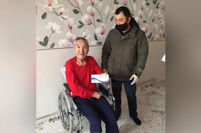 Актюбинские волонтеры оказывают помощь инвалидам