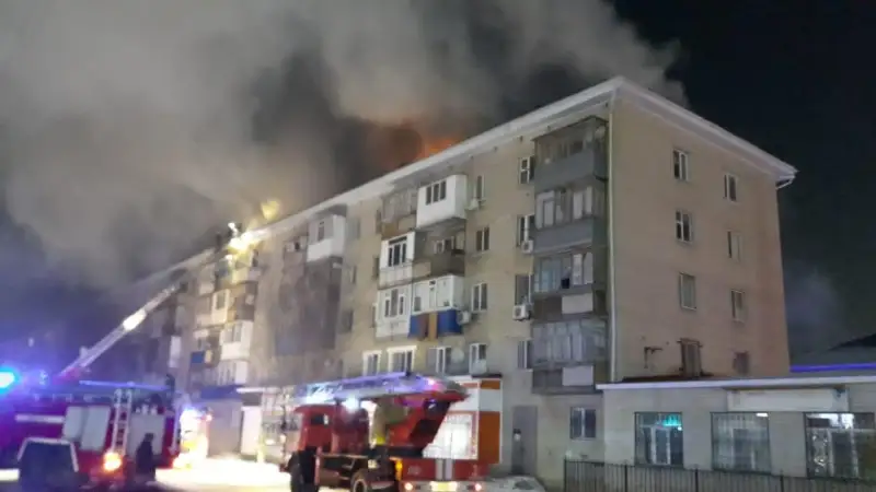 Крыша общежития загорелась в Актобе: эвакуировано 200 человек