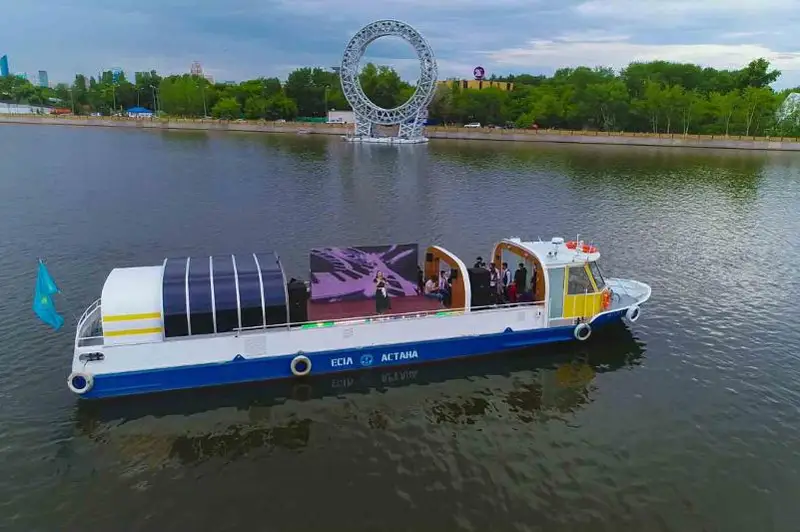 Концерты на теплоходе и двухэтажном автобусе дают артисты в честь Дня столицы