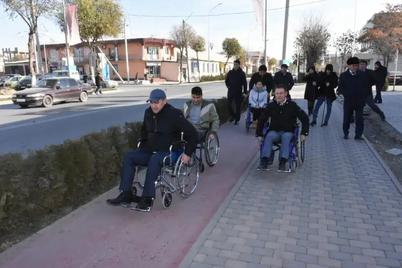 Чиновники сели в инвалидные коляски и проверили пандусы в Туркестане