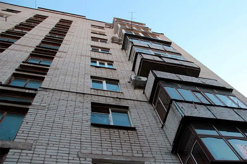 Песок выбрасывал из окна рабочий в Павлодаре - штраф составил свыше 13 тысяч