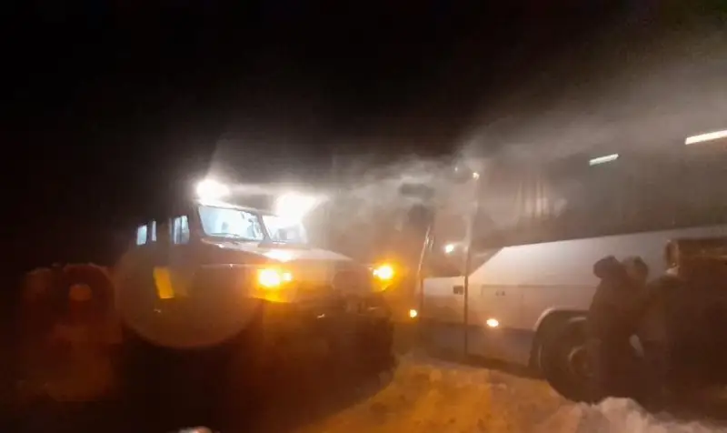 Автобус с пассажирами оказался в снежном плену в СКО
