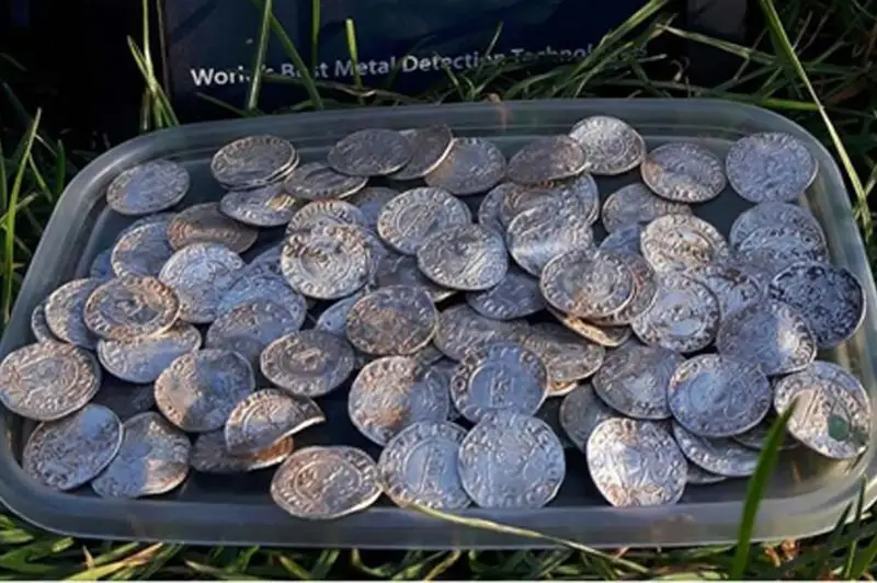 Клад стоимостью в 5 млн фунтов стерлингов нашли в Англии