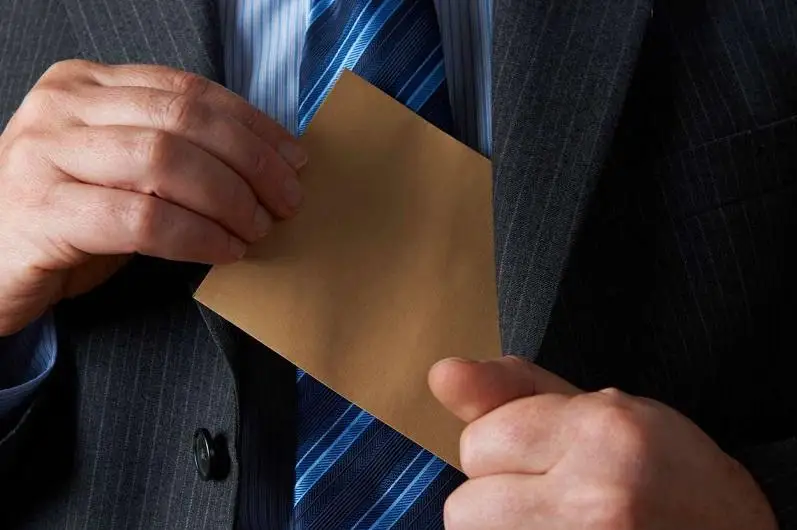 В получении взятки за экспертизу школы подозревают чиновника в Алматинской области