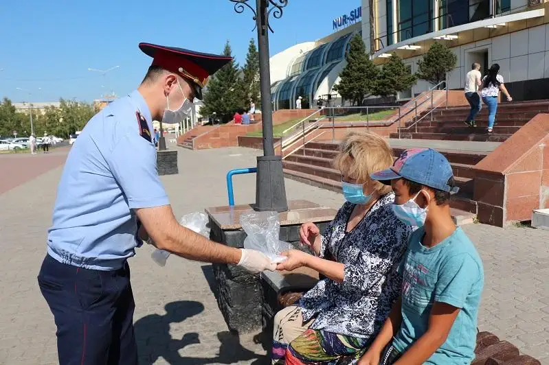 500 масок раздали пассажирам на столичном ж/д вокзале транспортные полицейские