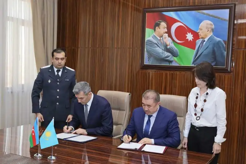Глава МВД подписал документы для облегчения миграции с Азербайджаном