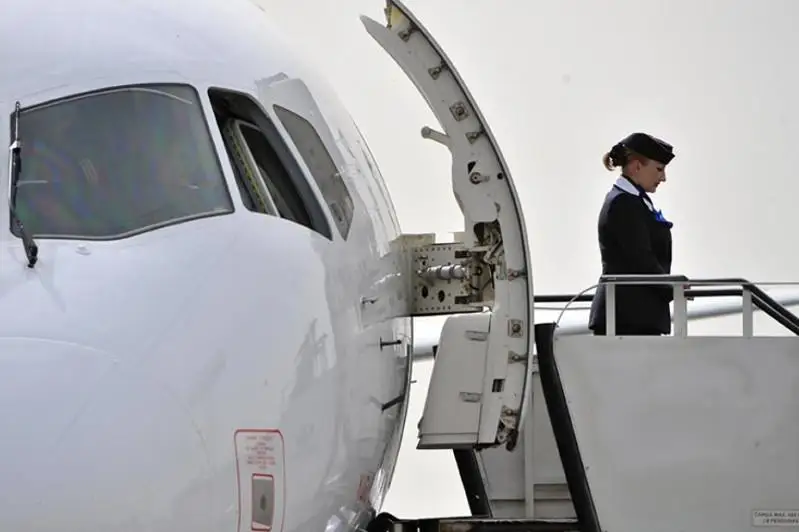 Рейс Актобе-Нур-Султан отложили из-за повреждения самолета телескопическим трапом