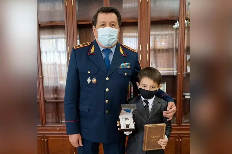 В Таразе бабушка организовала встречу своего внука с генералом