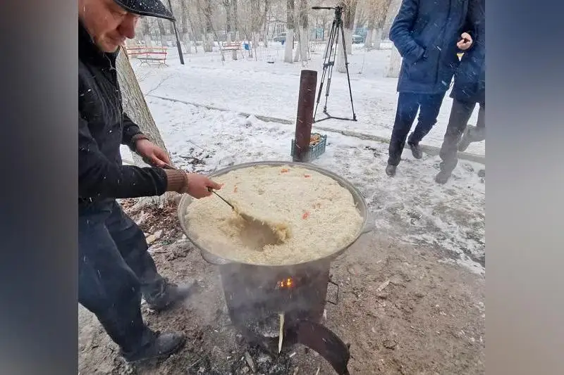 100 кг плова сварили в Атырау, накормив нуждающихся и работающих на улице