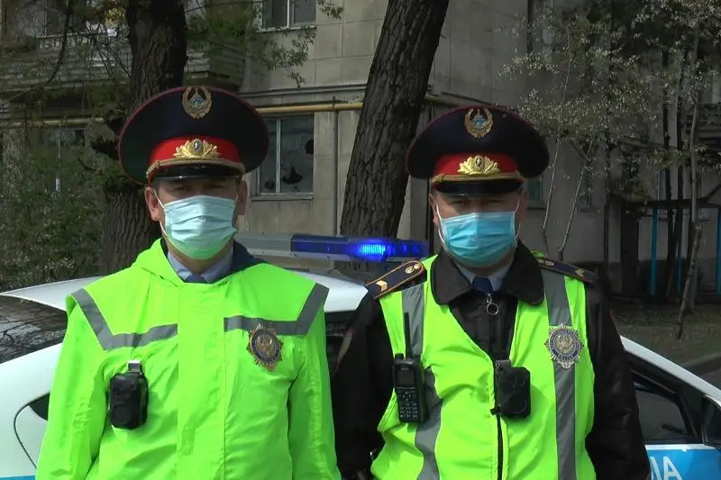 Двух человек из задымленной квартиры спасли  полицейские в Алматы