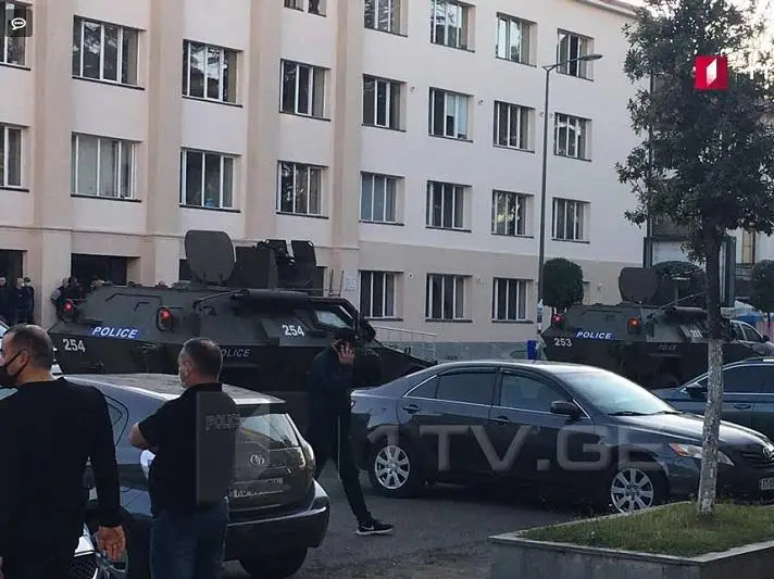 Вооруженный мужчина захватил заложников в банке в Грузии