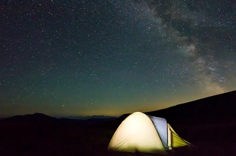 Мужчина ночью вышел из палатки и потерялся в горах близ Алматы