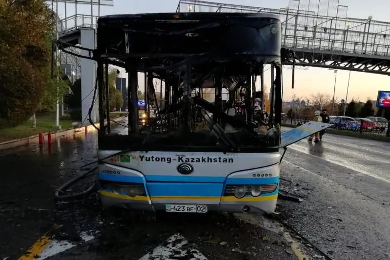 Автобус сгорел в Алматы: подробности пожара рассказали в автопарке