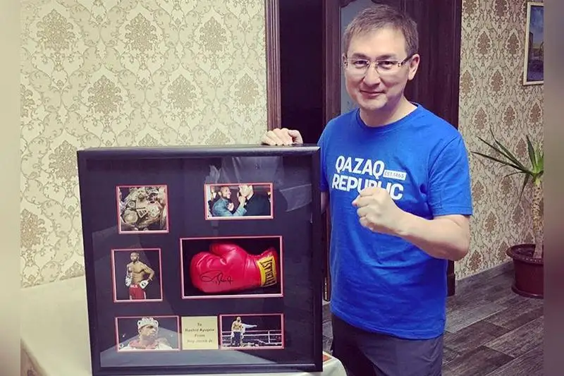 Боксёр Рой Джонс подарил Туркестану свою перчатку