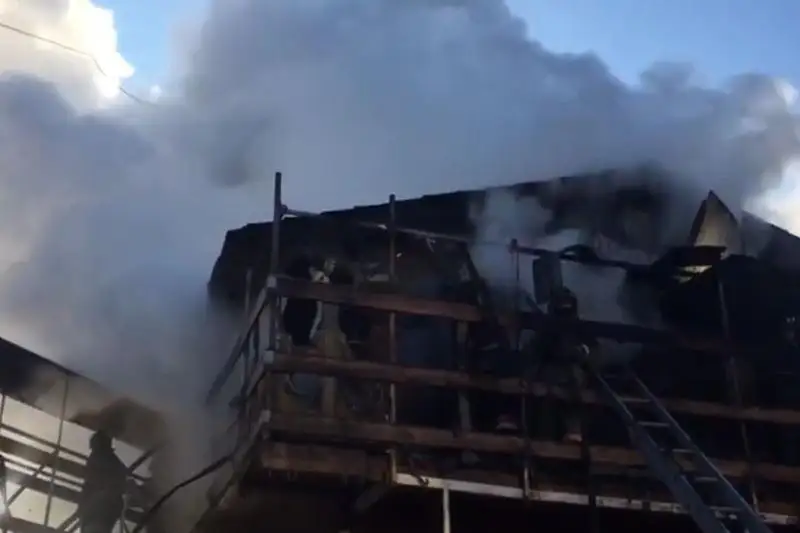 Более 20 огнеборцев тушили пожар в жилом доме в Караганде