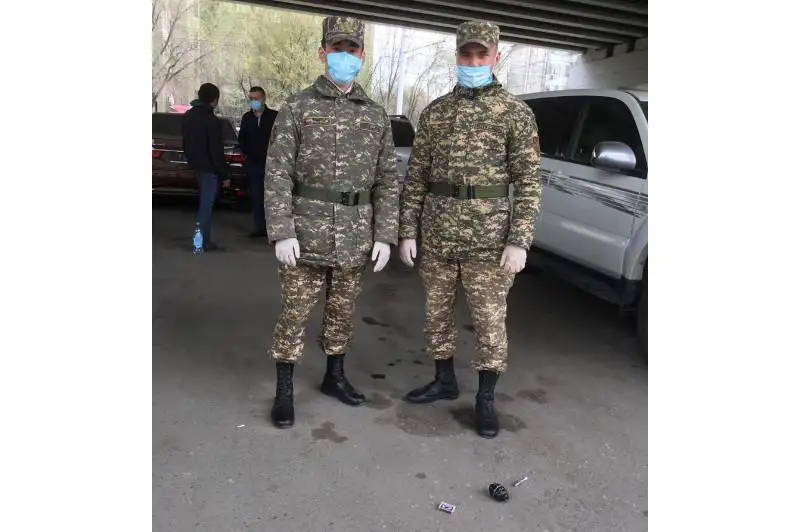 Мужчину с гранатой задержали курсанты военного института в Алматы