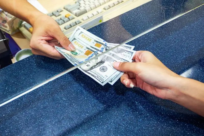 Время работы банков, обменников и ломбардов изменили в Алматы и Нур-Султане