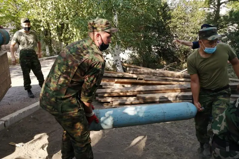 Кокшетауские спасатели снабжают кислородными баллонами стационар для больных коронавирусом