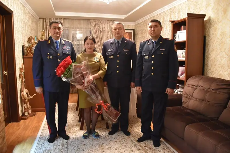 Специальную награду вручили супруге погибшего при исполнении служебного долга полицейского