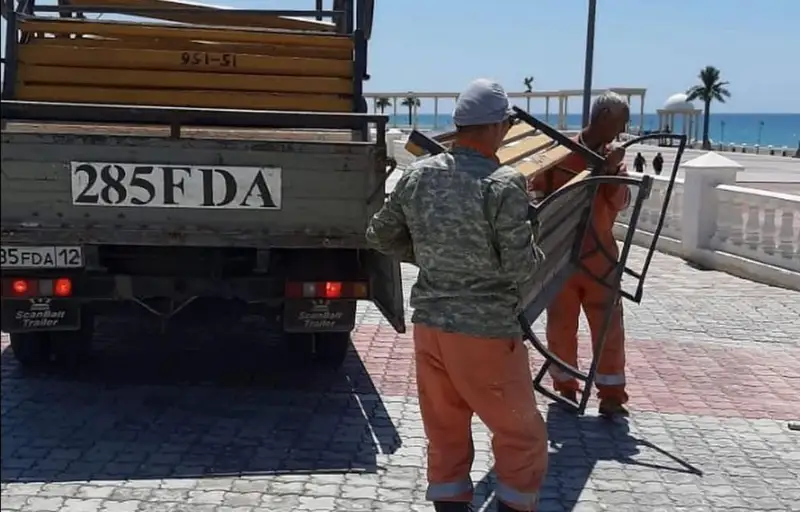 Скамейки «возвращаются» на набережную Актау