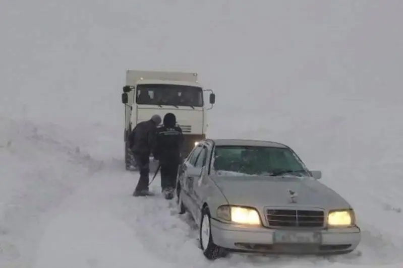 247 человек и 126 машин эвакуировали за ночь из снежных заносов в СКО
