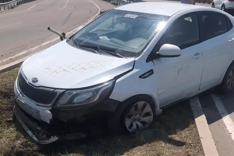 Сбил дорожные знаки и сбежал водитель в СКО