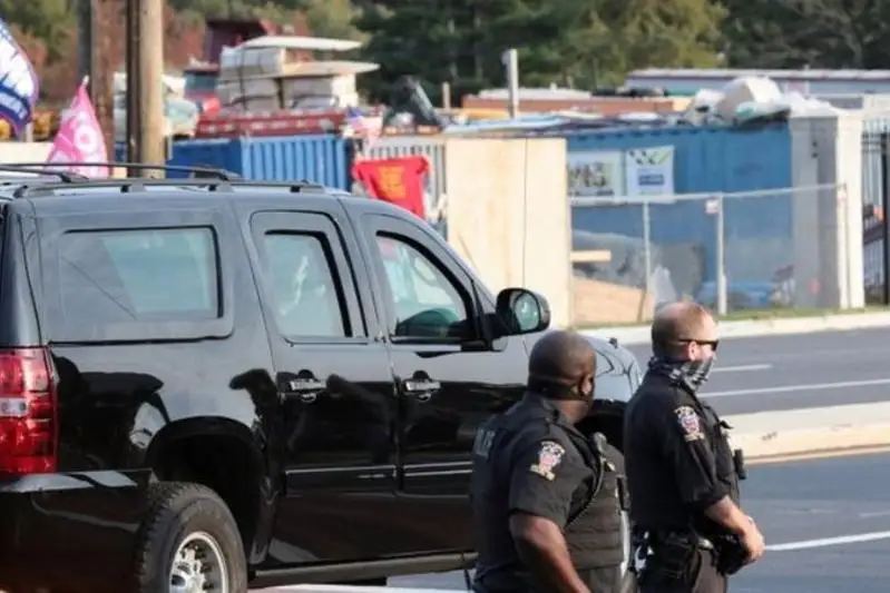 Заболевший коронавирусом Дональд Трамп ненадолго покинул госпиталь