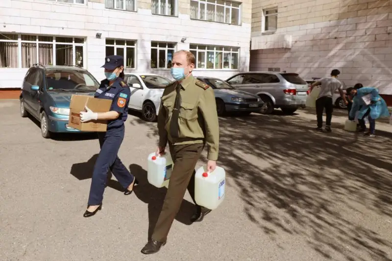 Алматинские полицейские и спасатели оказали помощь детским домам