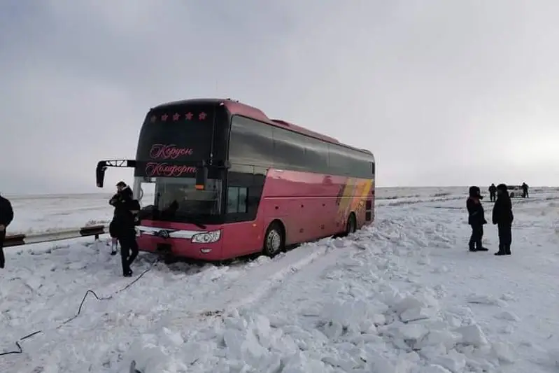 Автобус с туристами застрял в снегу рядом с пещерой Ак-Мечеть в Туркестанской области