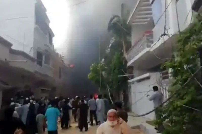 Пассажирский самолет разбился в Пакистане