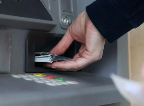 Почти миллион тенге снял с чужого счета карагандинец