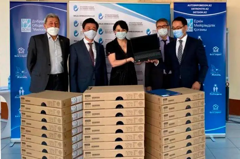 Казахстанские дипломаты подарили школьникам ноутбуки