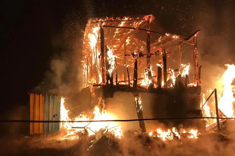 Взрыв газовых баллонов предотвратили пожарные ВКО