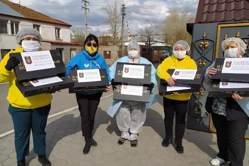 Детям акмолинских медиков подарили ноутбуки