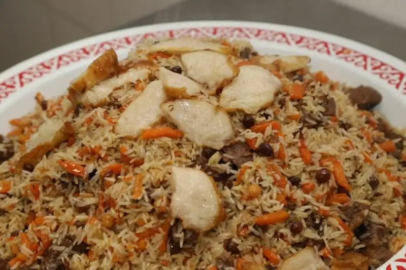 Праздничный плов для врачей приготовили в Караганде