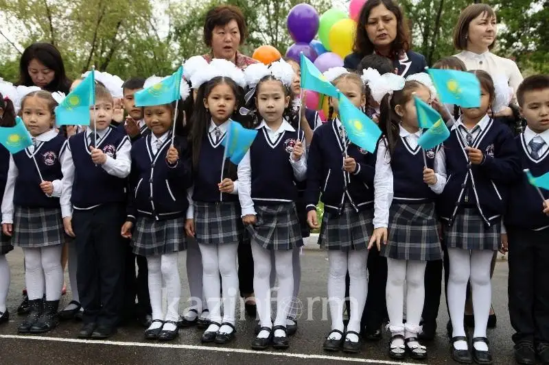 Вы обязательно вернетесь в школу - Асхат Аймагамбетов школьникам