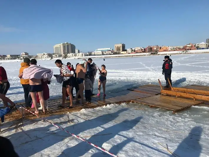 Крещение Господне: сотрудники ДЧС помогали атыраусцам окунуться в прорубь на Урале