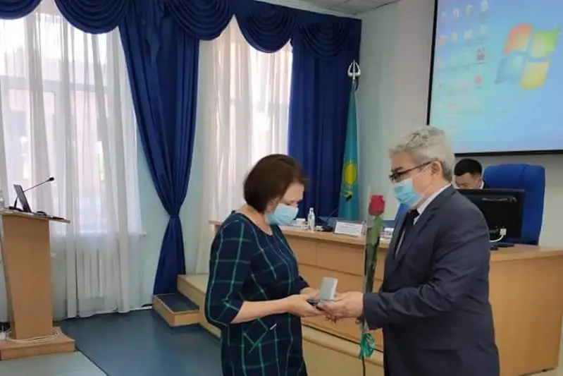 30 медицинских работников наградили за борьбу с коронавирусом в СКО