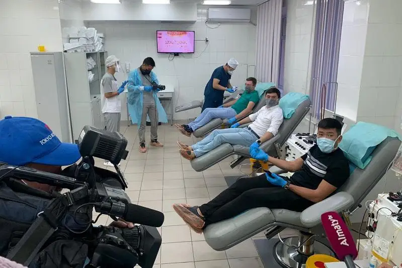 Известные блогеры стали донорами иммунной плазмы в Алматы