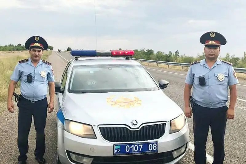 Крестные отцы: жамбылские полицейские приняли роды на дороге